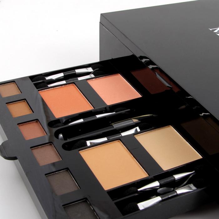 Piano-shaped makeup palette with eyeshadows