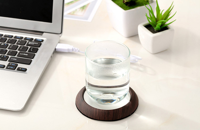 Wood-look USB coaster warming a coffee mug