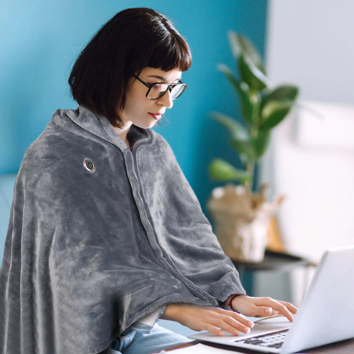 USB heated poncho blanket with zip and three heat settings