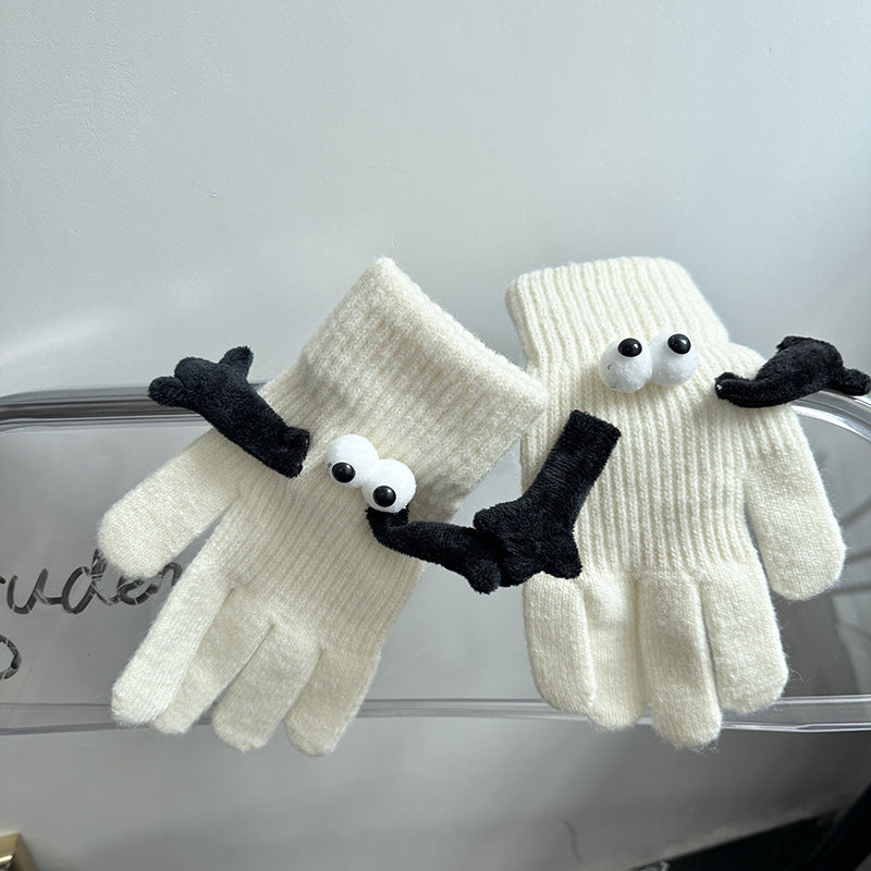Knitted couple gloves with magnetic hands