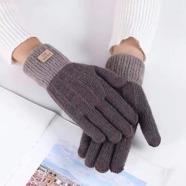 Knitted gloves with contrast ribbed cuff