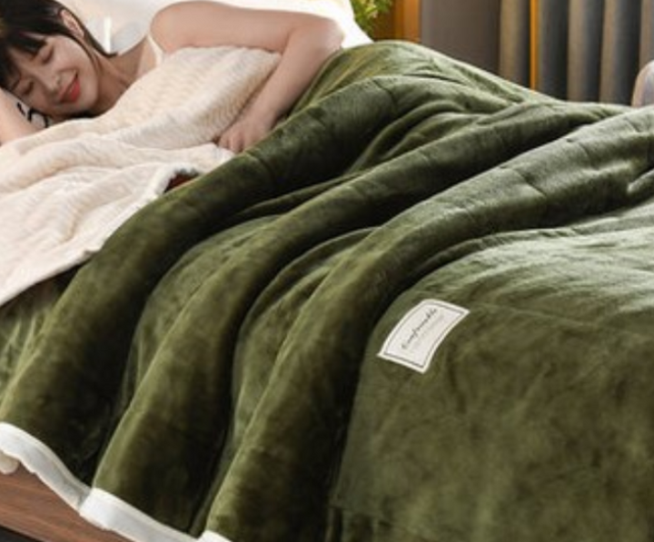 Thick fleece blanket with sherpa back