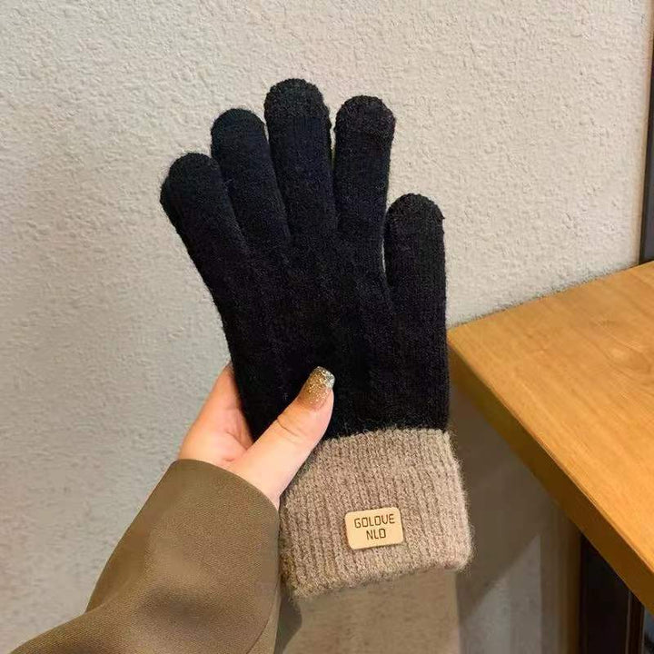 Knitted gloves with contrast ribbed cuff