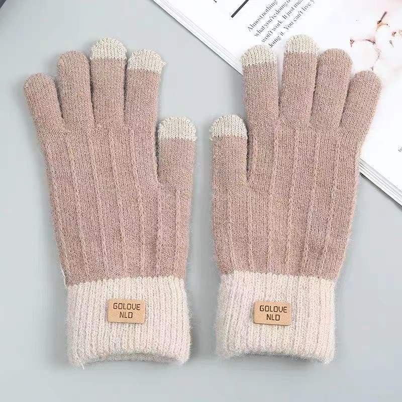 Knitted gloves with contrast ribbed cuff