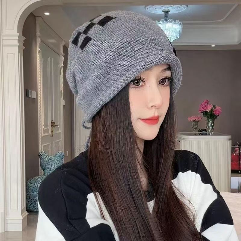 Off-white knitted beret with folded brim