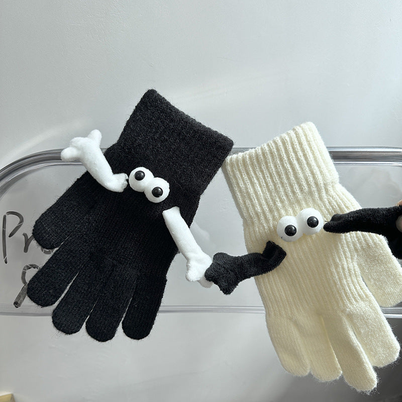 Knitted couple gloves with magnetic hands